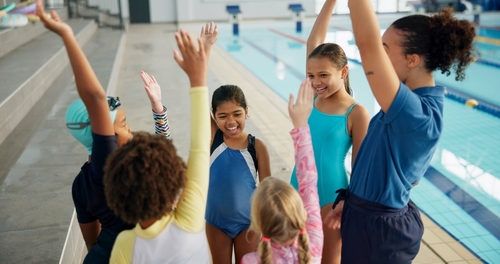 Immagine relativa al post intitolato Cerotti Impermeabili: Protezione Sicura per le Ferite dei Bambini in Piscina 