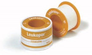 CEROTTO ADESIVO IPOALLERGENICO LEUKOPOR. SUPPORTO: TESSUTO NON TESSUTO BIANCO DI POLIESTERE E VISCOSA ADESIVO POLIACRILICO SENZA RESINE E GOMME NATURALI. 5X5CM MUTABILE - Farmacia Dott. Pasquale Russo