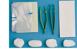 SET PER MEDICAZIONE MEDIUM CONTENENTE PINZA AD ANELLI, PINZA ANATOMICA, 4 TAMPONI, SACCHETTO DI CARTA PER RESIDUI, TELO IMPERMEABILE/ASSORBENTE, 2 GUANTI IN LATTICE - Farmacia Dott. Pasquale Russo